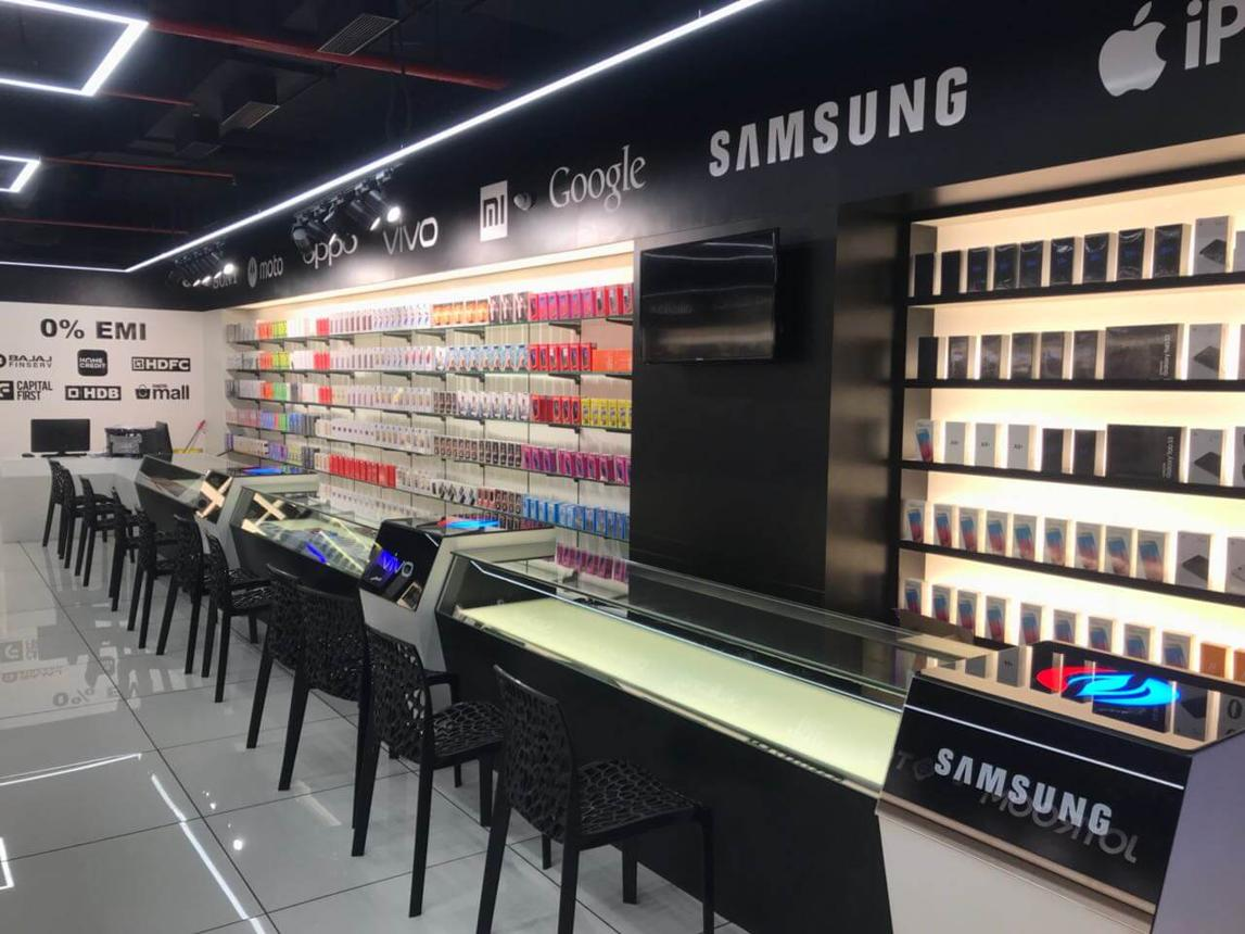 iTechnic Mobiles multi-brand store interior